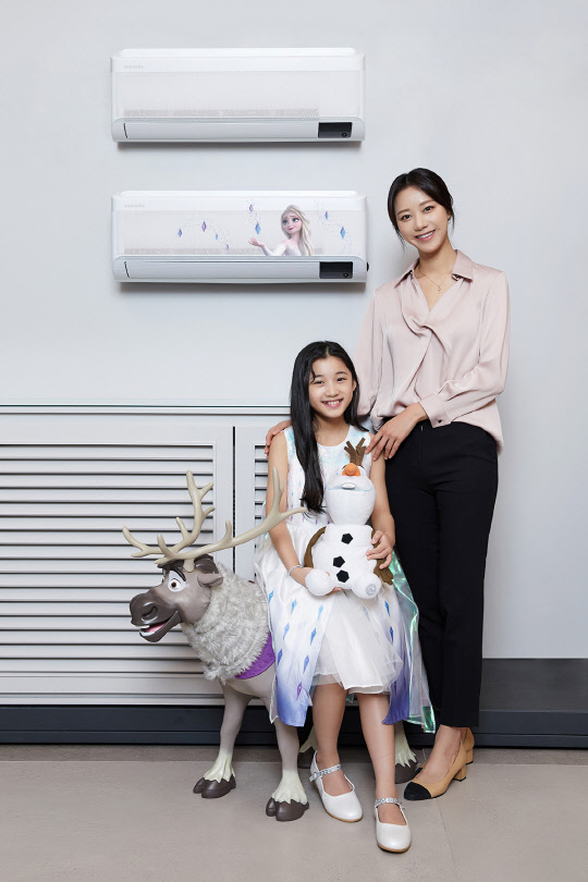 삼성전자 모델이 '삼성 무풍에어컨 벽걸이 와이드 겨울왕국 2 에디션'을 소개하고 있다.  삼성전자 제공